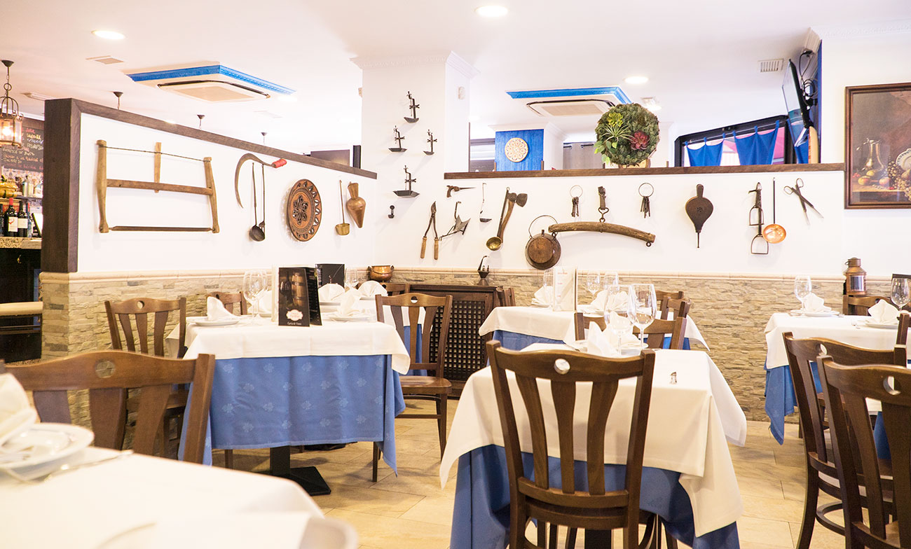El salón del restaurante, preparado para recibir a los comensales